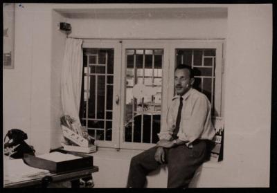 صورة لأنطون البينا وهو يجلس في مكتب، خمسينيات القرن الماضي