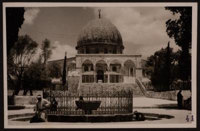 صورة لقبة الصخرة وسبيل الكأس في مدينة القدس، تصوير يوسف البينا، عشرينيات وثلاثينيات القرن الماضي 