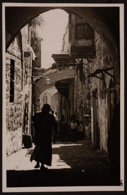 صورة لطريق الآلام في البلدة القديمة في مدينة القدس، تصوير يوسف البينا، عشرينيات وثلاثينيات القرن الماضي
