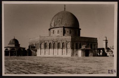 صورة لقبة الصخرة وقبة السلسلة في مدينة القدس، يصوير يوسف البينا، عشرينيات وثلاثينيات القرن الماضي 