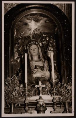 صورة  للصليب وتمثال مريم العذراء داخل كنيسة القيامة في البلدة القديمة في مدينة القدس، تصوير يوسف البينا، عشرينيات وثلاثينيات القرن الماضي