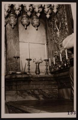 شمعدانات في كنيسة القيامة في مدينة القدس، تصوير يوسف البينا، عشرينيات وثلاثينيات القرن العشرين