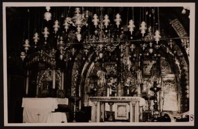 صورة  للزينة في داخل كنيسة القيامة في البلدة القديمة في مدينة القدس، تصوير يوسف البينا، عشرينيات وثلاثينيات القرن الماضي 