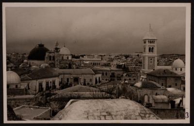 قبتي كنيسة القيامة وجرسية كنيسة المسيح المخلص في القدس، تصوير يوسف البينا، خمسينيات القرن العشرين