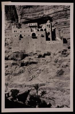 صورة لدير القديس جورج  "دير وادي القلط" قرب مدينة اريحا، تصوير يوسف البينا، عشرينيات وثلاثينيات القرن الماضي