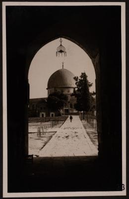 ​​​​​​​صورة لقبة الصخرة المشرفة في مدينة القدس، تصوير يوسف البينا، عشرينيات وثلاثيينات القرن الماضي