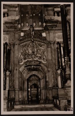 صورة لغرفة القبر في كنيسة القيامة في مدينة القدس، تصوير يوسف البينا، عشرينيات وثلاثينيات القرن الماضي