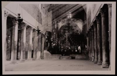 صورة للممر الداخلي في كنيسة المهد في مدينة بيت لحم، تصوير يوسف البينا، عشرينيات وثلاثتينات القرن الماضي 