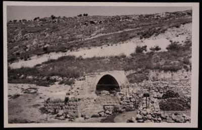 المنطقة الأثرية في العيزرية، تصوير يوسف البينا، خمسينيات القرن العشرين