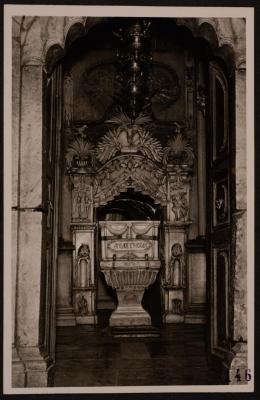 ​​​​​​​صورة لغرفة القبر في كنيسة القيامة في مدينة القدس، تصوير يوسف البينا، عشرينيات وثلاثينيات القرن الماضي