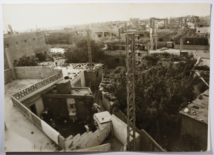 مشهد عام لمخيم نهر البارد، 1982- 1988