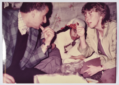 متطوعة مع رجل وطفلة، مخيم نهر البارد، 1980- 1989