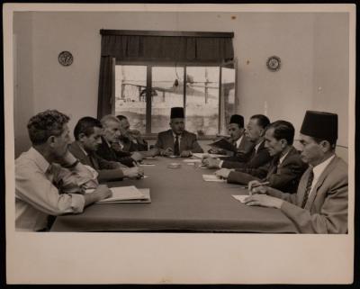 اجتماع رسمي بحضور انطون البينا، خمسينيات القرن الماضي 