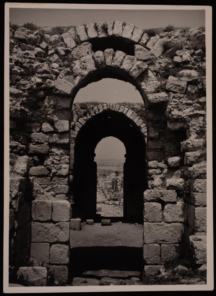 أحد القصور الأثرية بالقرب من مدينة عمان الأردنية، تصوير جورج فراد، خمسينيات القرن الماضي