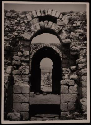 أحد القصور الأثرية بالقرب من مدينة عمان الأردنية، تصوير جورج فراد، خمسينيات القرن الماضي