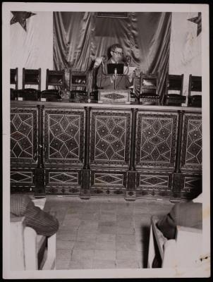 انطون البينا وهو يلقي كلمة خلال إحدى الزيارات الرسمية لسوريا، 1960