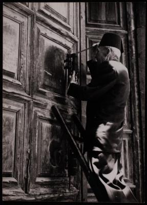 رجل يفتح باب كنيسة القيامة في القدس، تصوير حنا صافية، خمسينيات القرن العشرين