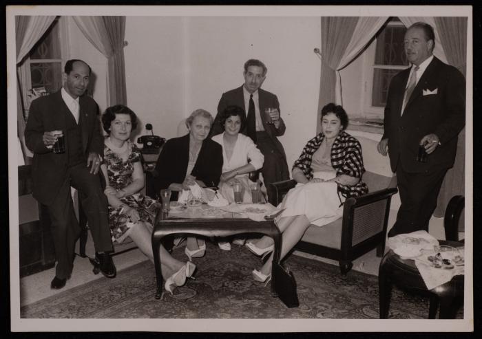 أنطون البينا واصدقائه  في منزله  في وادي الجوز بمدينة القدس، خمسينيات القرن العشرين