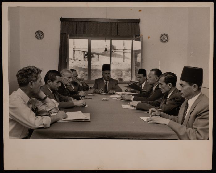 اجتماع رسمي بحضور انطون البينا، خمسينيات القرن الماضي 