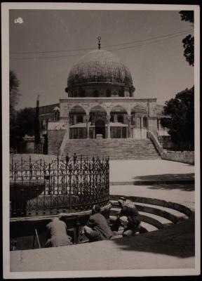صورة لقبة الصخرة وسبيل الكأس في مدينة القدس، تصوير يوسف البينا، خمسينيات القرن الماضي
