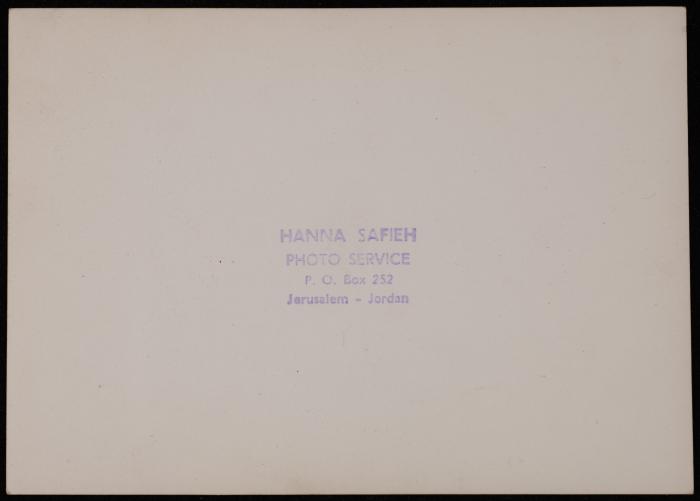 رجل يفتح باب كنيسة القيامة في القدس، تصوير حنا صافية، خمسينيات القرن العشرين