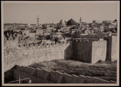 صورة لقبتي كنيسة القيامة وجرسية كنيسة المسيح المخلص، تصوير حنا صافية، خمسينيات القرن الماضي