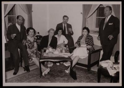 أنطون البينا واصدقائه  في منزله  في وادي الجوز بمدينة القدس، خمسينيات القرن العشرين