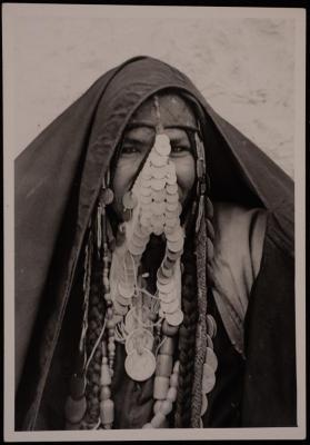 إمرأة ترتدي اللباس التقليدي لعرب التعامرة، تصوير يوسف البينا، خمسينيات القرن العشرين
