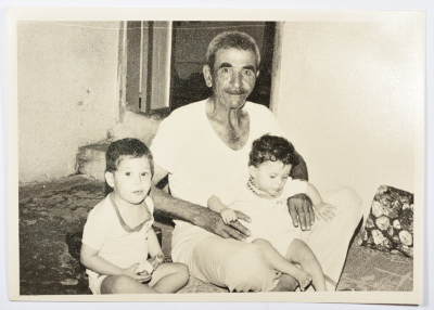 رجل وطفلان، مخيم نهر البارد، 1980- 1989