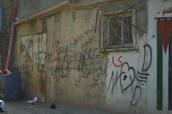 صورة لعبارات وشعارات وطنية على أحد الجدران في مخيم الدهيشة، بيت لحم، 2015
