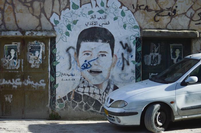 جدارية للشهيد قصي الافندي على أحد الجدران في مخيم الدهيشة، بيت لحم، 2015