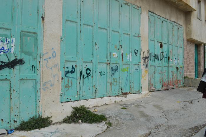 صورة لكتابات على أحد المحلات التجارية في مخيم الدهيشة، بيت لحم، 2015