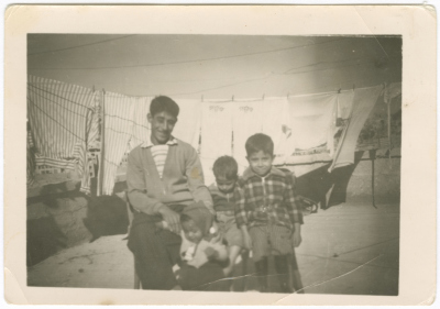 ʿumar Issa ʿubayd with his Children 