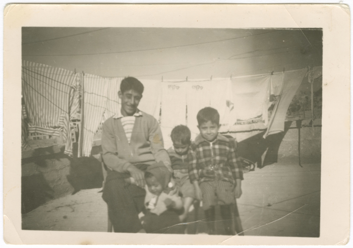 ʿumar Issa ʿubayd with his Children 