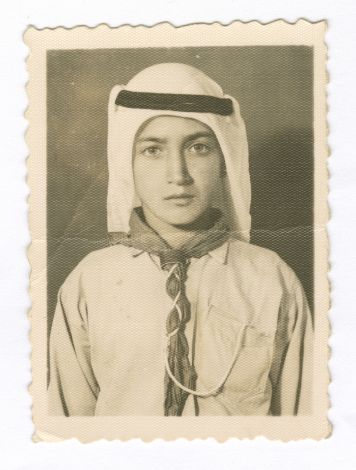 الطفل عطا عبيد وهو في زي كشافة مدرسة العيسوية