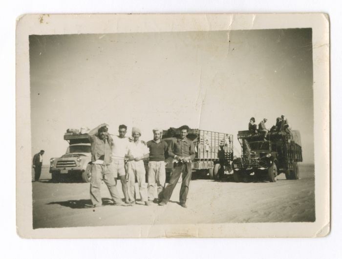 رجال أثناء مغادرتهم قطر في رفحا بالسعودية