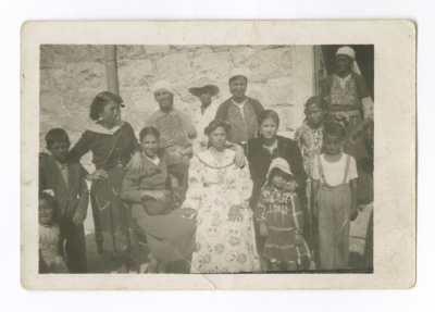 نساء وأطفال في حفل زفاف وداد علي 