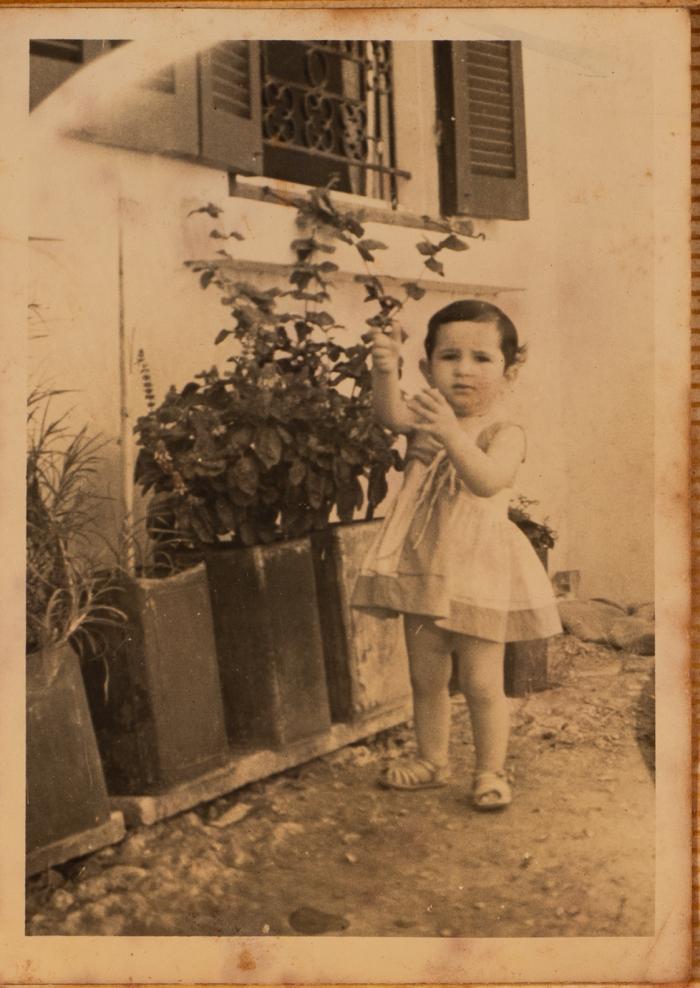 صورة لطفلة أمام منزل، خمسينيات القرن العشرين