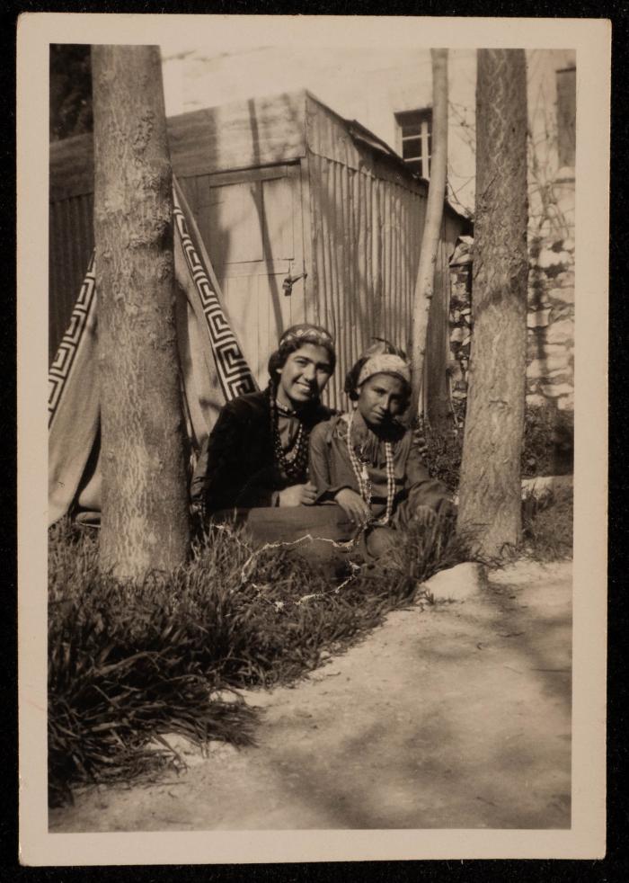 صورة جماعية لفتاتين غير معروفات