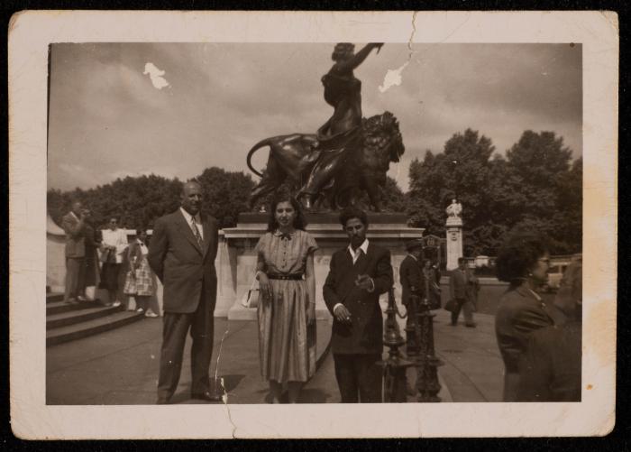 صورة جماعية لفاطمة المحب برفقة زملاء لها، لندن، 4 تموز 1955