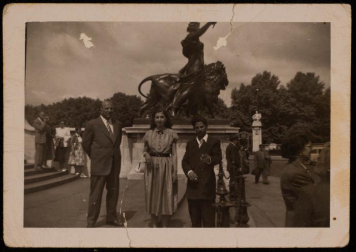 صورة جماعية لفاطمة المحب برفقة زملاء لها، لندن، 4 تموز 1955