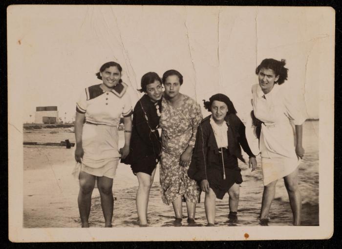 صورة جماعية لفتيات غير معروفات