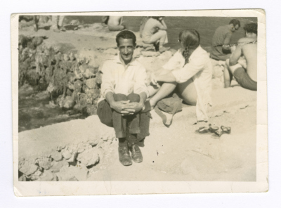 علي عبيد على شاطئ مدينة ام خالد