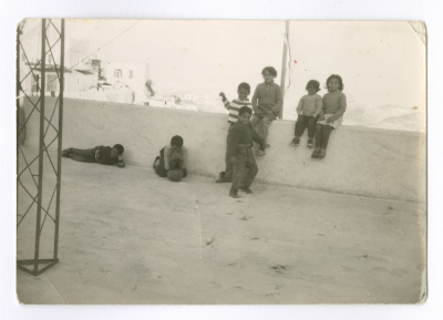 أطفال على سطح المنزل