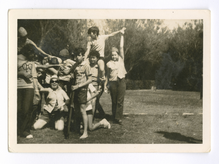 أطفال من عائلة عبيد يلعبون في إحدى الحدائق خلال رحلة للعائلة