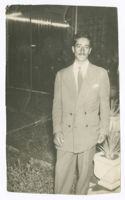 علي عيسى عبيد في بدلة رسمية