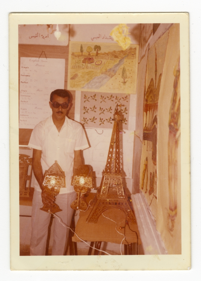 عبد العزيز مسك خلال مشاركته في معرض فني، 1972