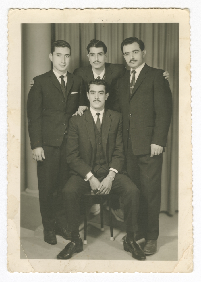 أقارب وأصدقاء فلسطينيون في أحد الأعياد