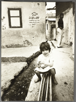طفلة فلسطينية، مخيم برج البراجنة، 1980- 1989
