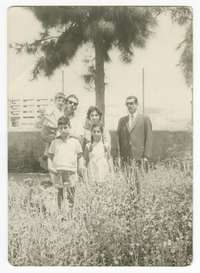 صورة لعائلة في الطبيعة